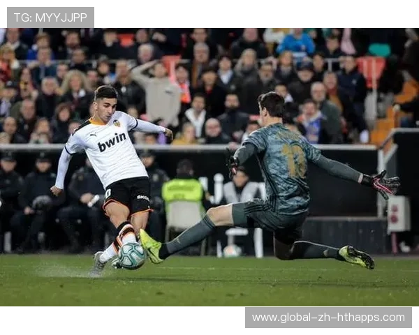 库尔图瓦单掌托出禁区外重炮轰门，皇马2-0轻取巴列卡诺